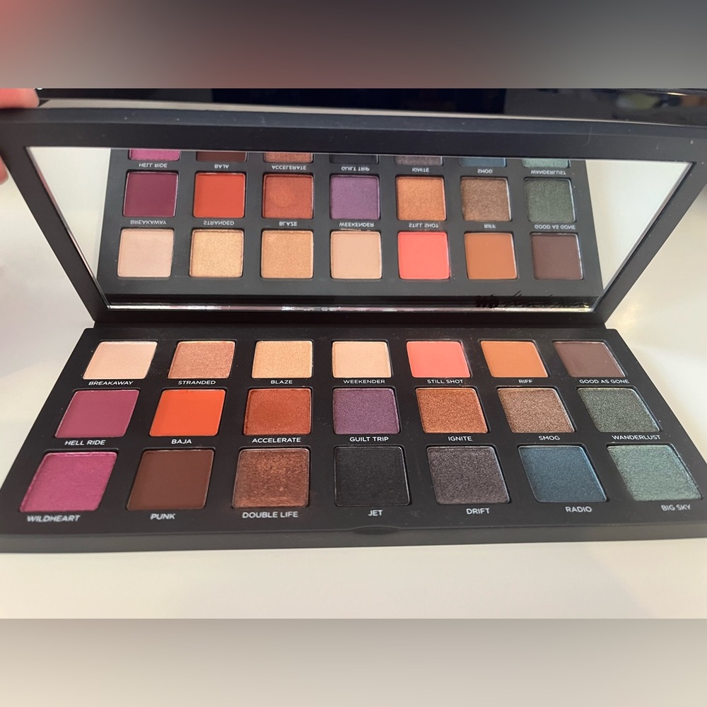 Urban Decay Born to Run Eyeshadow Palette - no longer sold - Picture 2 of 5